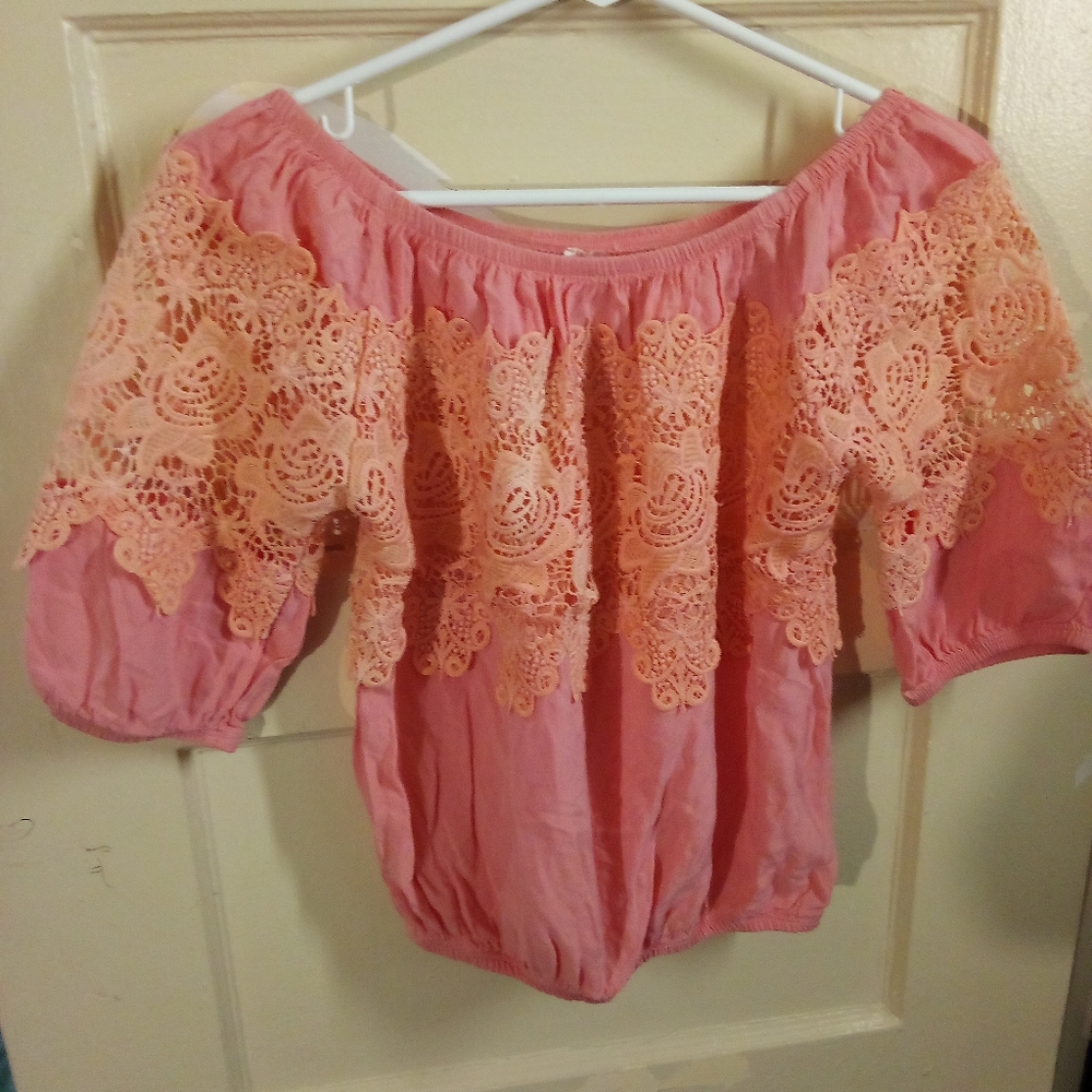 Yutanih half shoulder crop top